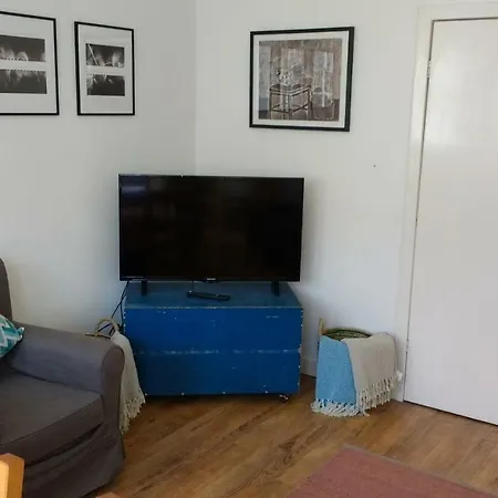 Spacious Historic 2-bed Flat On The Royal Mile דירה אדינבורו