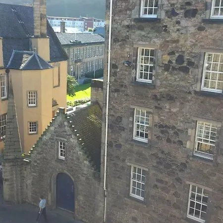Spacious Historic 2-bed Flat On The Royal Mile