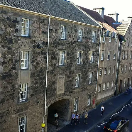 Spacious Historic 2-bed Flat On The Royal Mile *