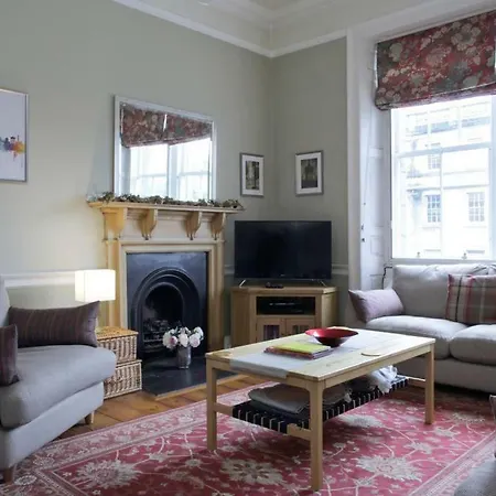 Spacious 3 Bed Central With Roof Top Terrace