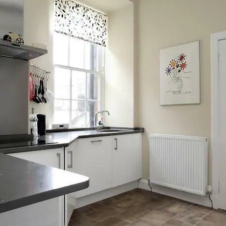 Spacious 3 Bed Central With Roof Top Terrace