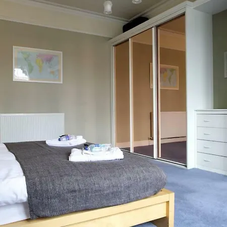 Spacious 3 Bed Central With Roof Top Terrace