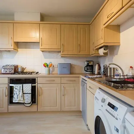 Modern 2 Bed 15 Minute Walk To Princes St