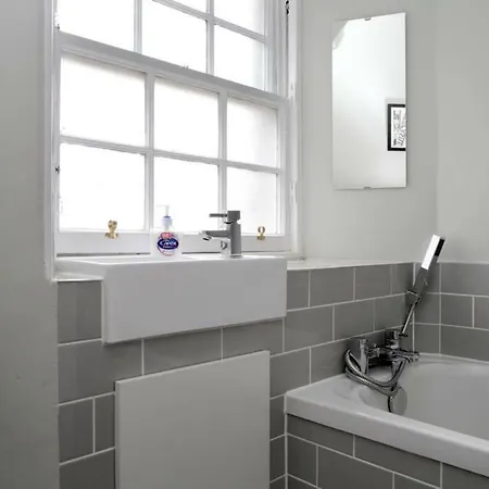 Spacious 3 Bed Central With Roof Top Terrace *
