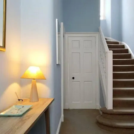 Spacious 3 Bed Central With Roof Top Terrace *