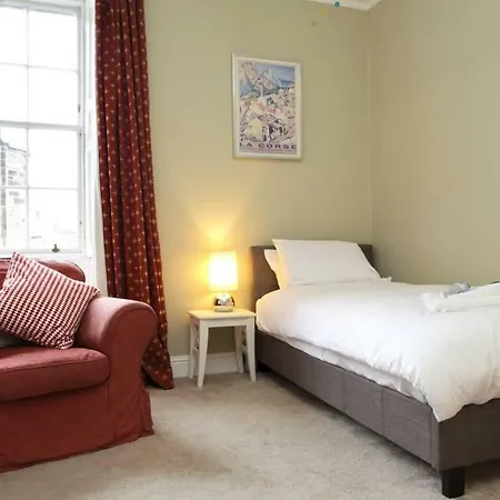 Spacious 3 Bed Central With Roof Top Terrace *