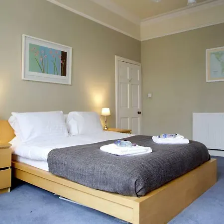 Spacious 3 Bed Central With Roof Top Terrace