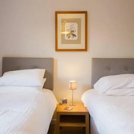 Modern 2 Bed 15 Minute Walk To Princes St Apartment