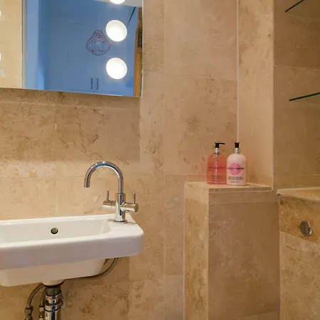 Historic 1890s Turned Relaxing Retreat Appartement *