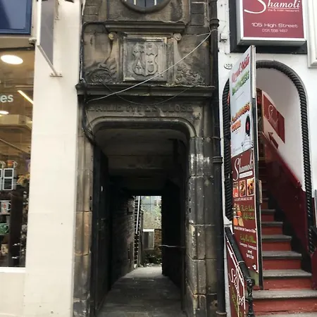 Bailie Royal Mile * Edinburg