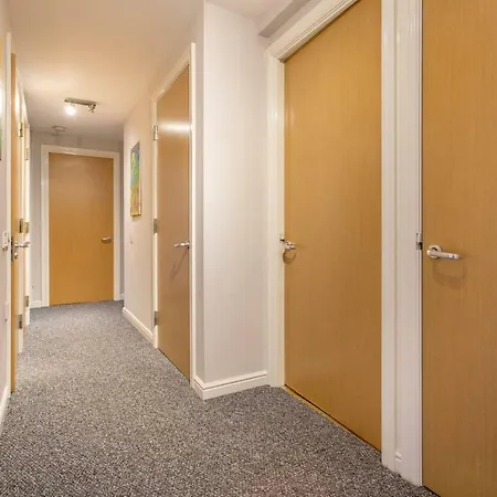 Great Location, 3 Bedroom Flat At The Shore דירה אדינבורו