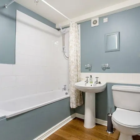 Great Location, 3 Bedroom Flat At The Shore דירה אדינבורו