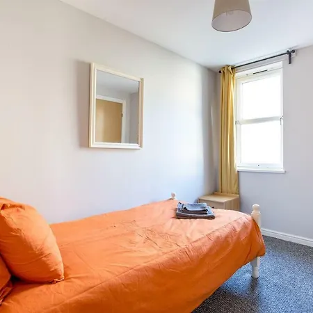 Great Location, 3 Bedroom Flat At The Shore
