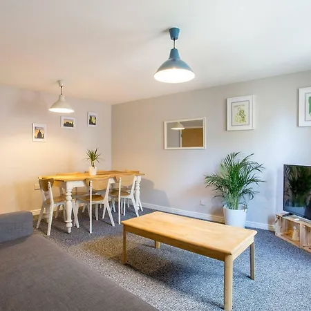 Great Location, 3 Bedroom Flat At The Shore *