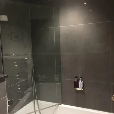 아파트 The Bonnie Bide Awa' *