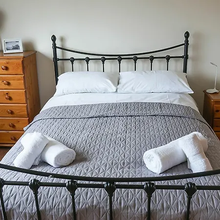Newly Refurbished Flat Free Parking Wifi Apartment Edinburgh