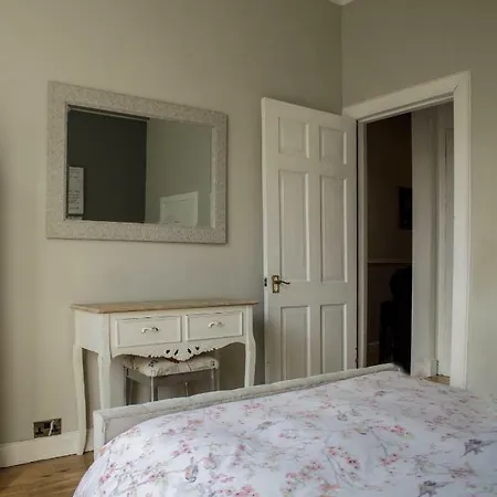 Charming Very Near The City Centre דירה