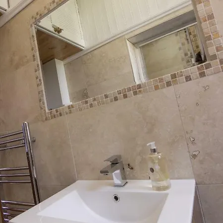 Charming Very Near The City Centre דירה
