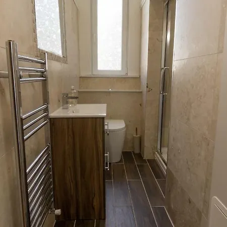 Charming Very Near The City Centre דירה *
