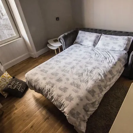 Charming Very Near The City Centre דירה *