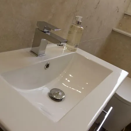 Charming Very Near The City Centre דירה