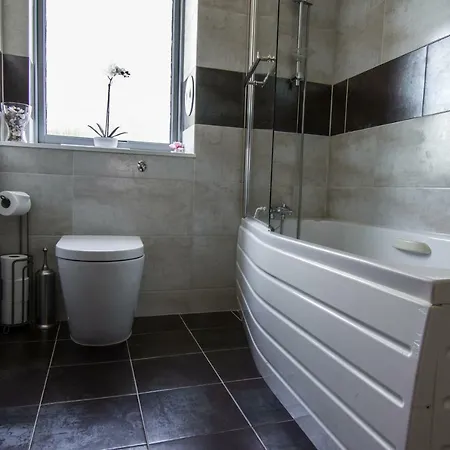 Great 2 Bedroom With Free Parking