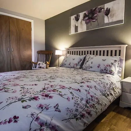 Great 2 Bedroom With Free Parking *