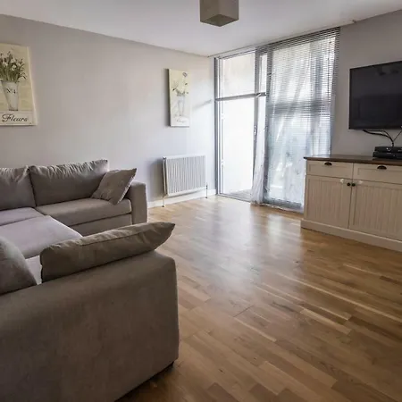 Daire Great 2 Bedroom With Free Parking *