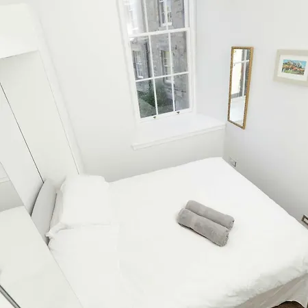 Comfortable One-bedroom New Town Daire