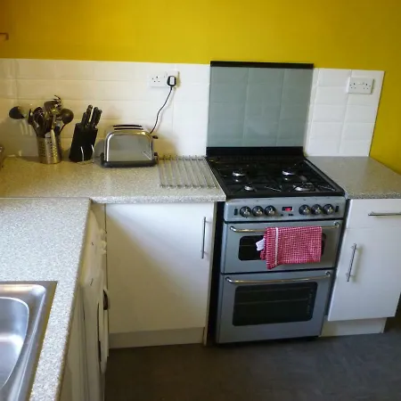 Old Town Apartment, Spacious 2 Bedroom 3rd Floor Close To Castle, Stair Access Only Edinburgh
