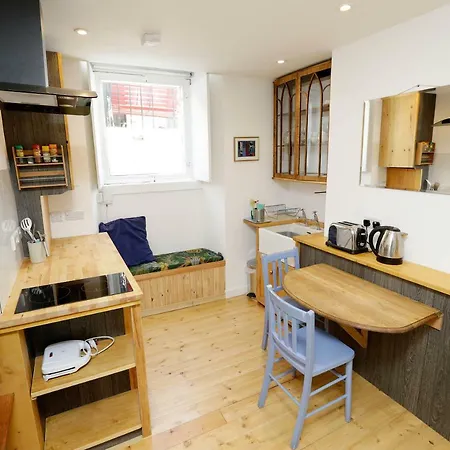 Quirky 0ne-bedroom Dundas Street
