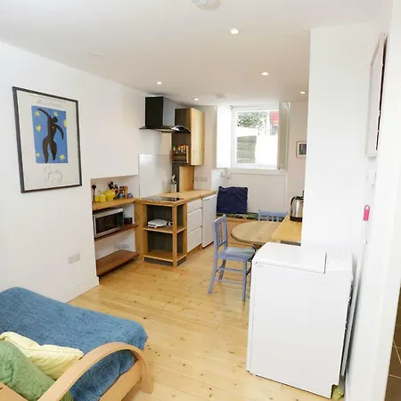 Quirky 0ne-bedroom Dundas Street *