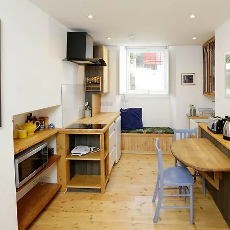 Quirky 0ne-bedroom Dundas Street *
