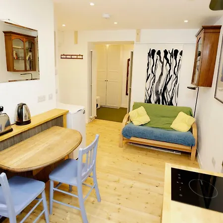 Quirky 0ne-bedroom Dundas Street *