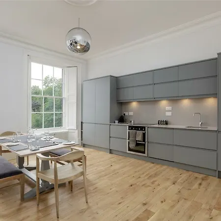 Two Bed New Town Flat With Magnificent Views Apartment *
