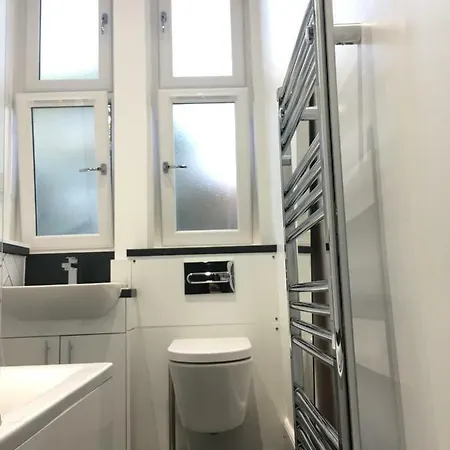Luxury In A Modern With Period Features 爱丁堡
