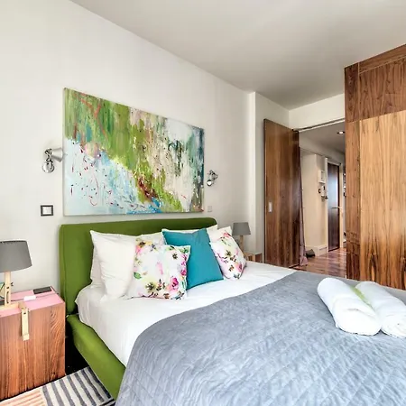 Modern Flat With Fantastic Views By The Royal Mile アパート エディンバラ