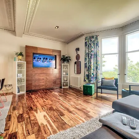 Modern Flat With Fantastic Views By The Royal Mile דירה