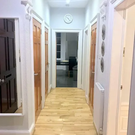 Beautiful Victorian City Center Apartment