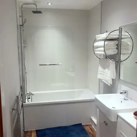 Beautiful Victorian City Center Apartment *