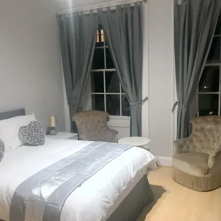 Beautiful Victorian City Center Apartment *