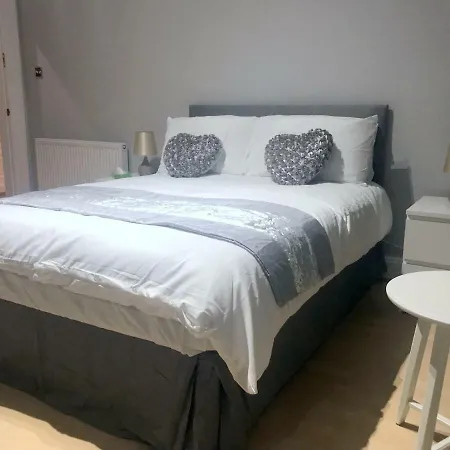 Beautiful Victorian City Center Apartment *
