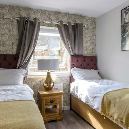 Gilmours Entry Luxury