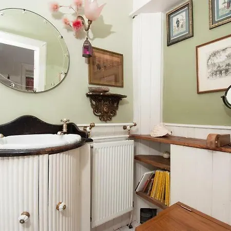 With Parking, Original Art And Antiques Apartment *