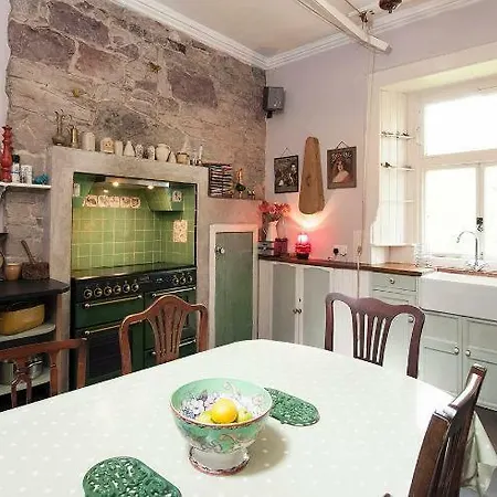 With Parking, Original Art And Antiques Apartment *