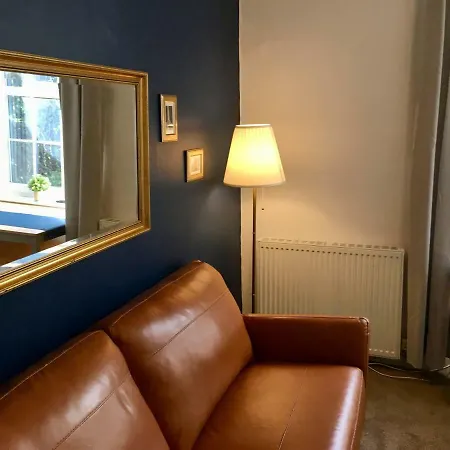 One Bedroom Spacious Flat In London Road *