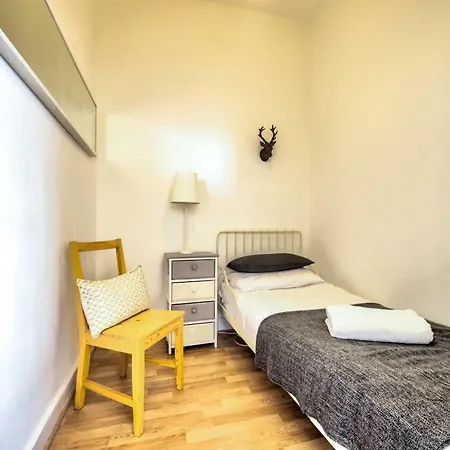 Old Town 2 Bed Apartment, Amazing Castle Views