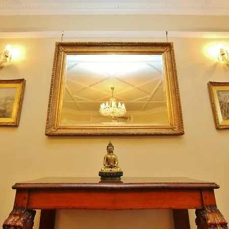 3 Bed Apt In Historic Ramsay Garden * Edinburgh