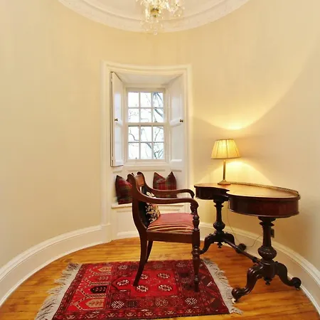Apartment 3 Bed Apt In Historic Ramsay Garden Edinburgh