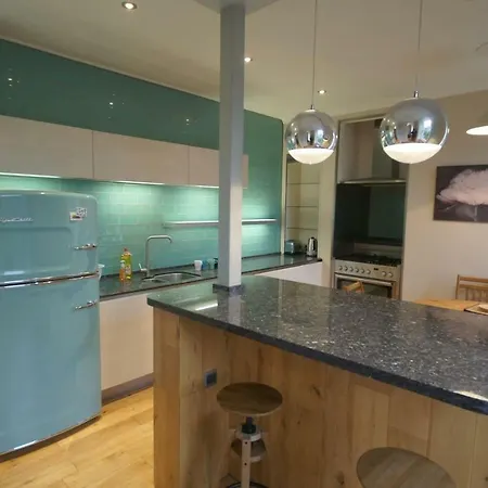 Spacious 2 Bed Next To Royal Mile & Waverley *